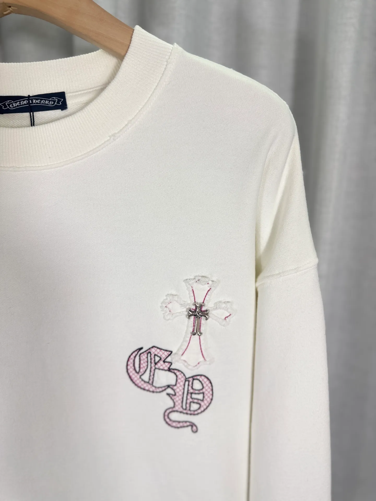 P260 top version, real shot without P, ​​different from market currency) 𝗖𝗵𝗿𝗼𝗺𝗲 𝗛𝗲𝗮𝗿𝘁𝘀/Cro Heart 2025 denim patch embroidery autumn and winter new original single counter American laser burnt 3D three-dimensional color embroidery couple casual sweatshirt 👑The highest version! Customized fabric 430g tripe terry fabric! American acid washed distressed original denim with burnt flowers ✟appliqué embroidery and exquisite embroidery of letters! The best-selling model in the counter, very comfortable to wear. Accessories: original molded and authenticated collar label➕100% silk wash label. Genuine purchase-grade original hangtag➕matching hanging rope➕3D hanging beads➕original packaging bag. Craftsmanship: The original version has consistent wiring! The highest version of the armhole matching technique! Color: White Black Size: S M L XL Style No.: 9330
